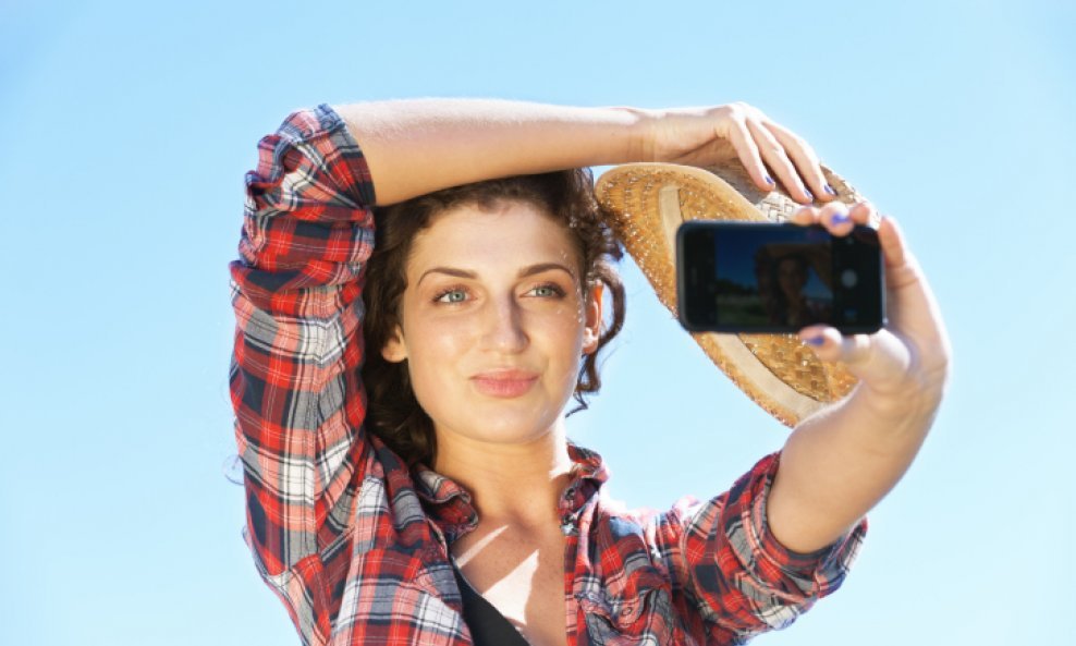 žena djevojka mobitel pametni telefon smartphone selfie