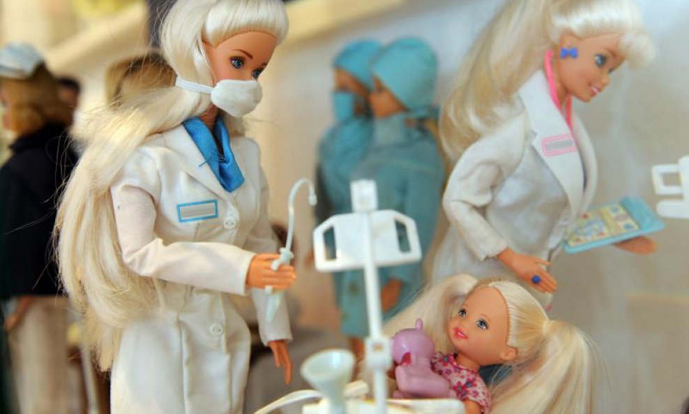 barbi barbie barbika liječnica bolnica lutka bolesno dijete