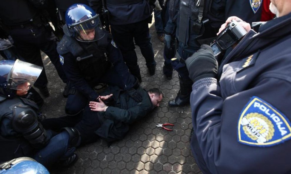 Uhićenje policija