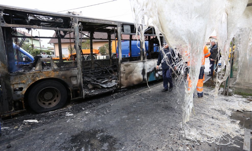 Autobus je potpuno izgorio