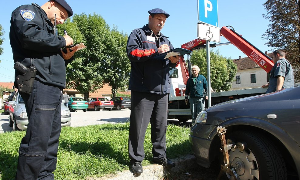 Policija kažnjava nepropisno parkiranje na mjestima za invalide