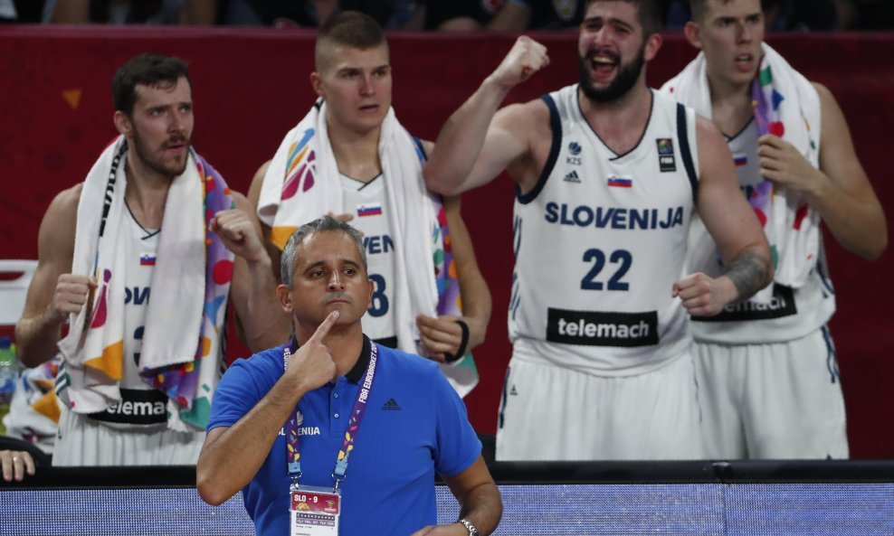 Goran Dragić (prvi slijeva) i Igor Kokoškov napuštaju slovensku reprezentaciju