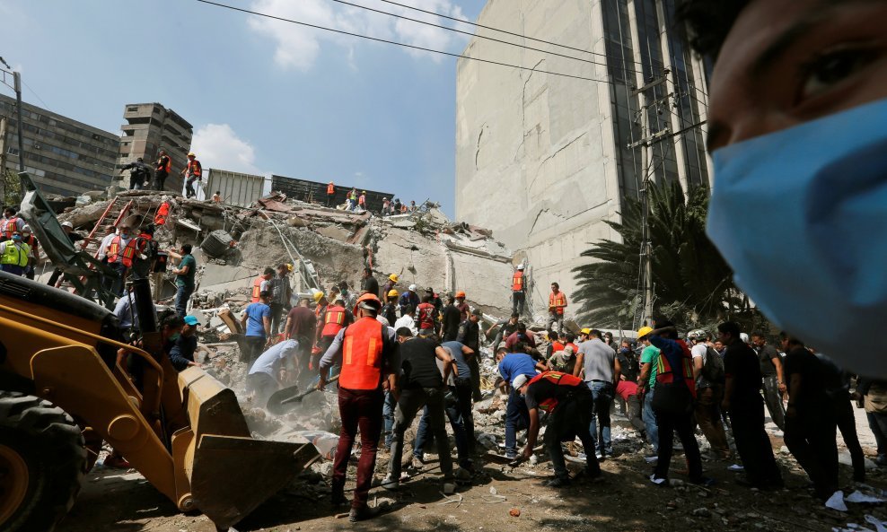 Snažan potres pogodio je Mexico City