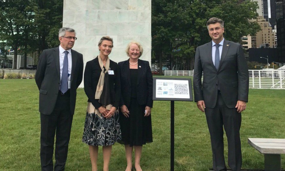 Hrvatska delegacija pred spomen-pločom ispred spomenika 'Mir'