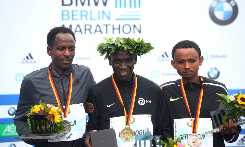 Eliud Kipchoge između Guye Adola i Mosineta Geremewa