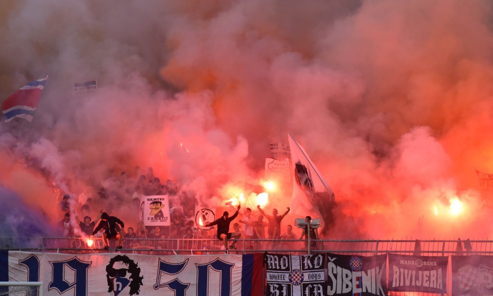 Torcidina bakljada na utakmici Hajduk - Rijeka