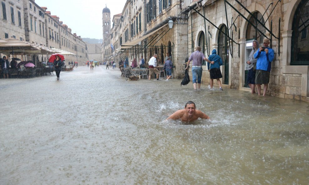 Velike količine kiše poplavile su Stradun, što je turist iz Češke, Zbynek Pela, iskoristio za plivanje.