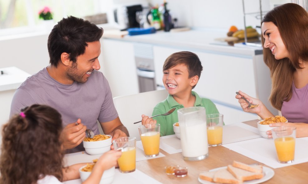 žena muškarac obitelj djeca doručak hrana