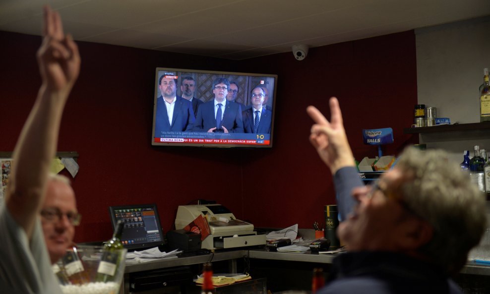 Katalonci gledaju govor Carlesa Puigdemonta