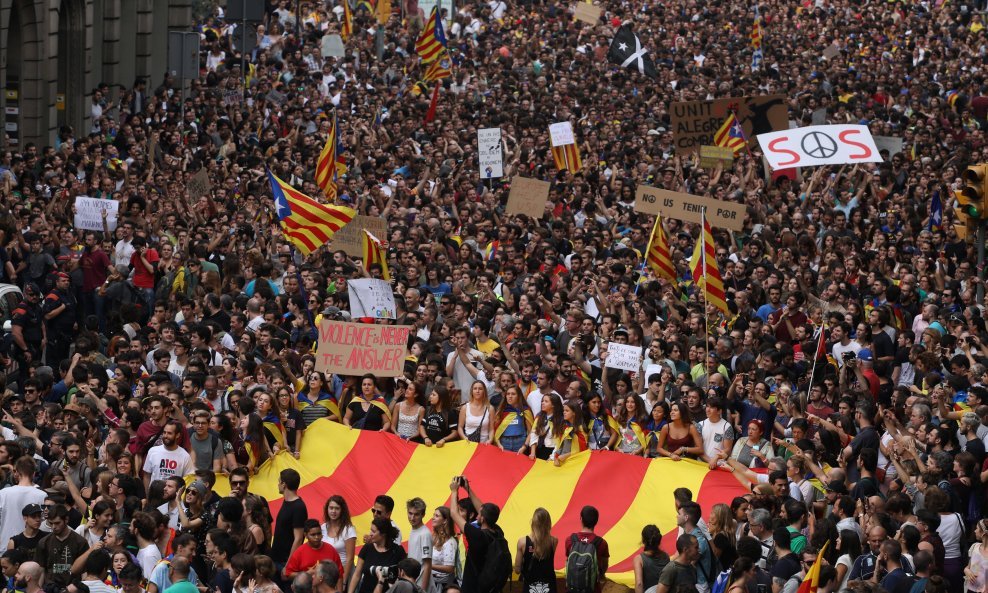 Katalonci prosvjeduju protiv mjera iz Madrida