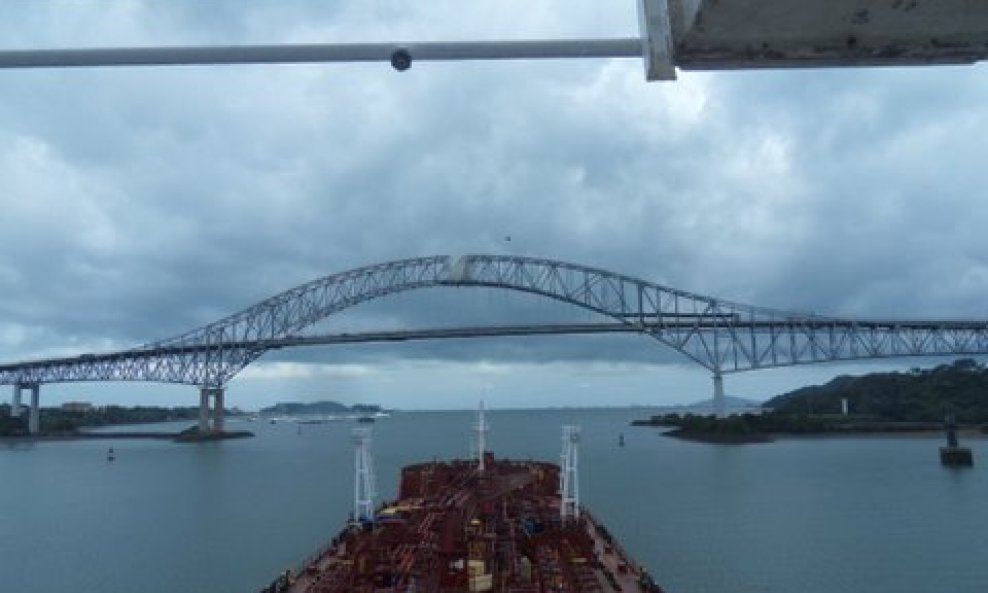 Na pacifičkom dijelu Panamskog kanala nadomak grada Balboa, nalazi se most 'Puente de las Americas' koji je povezao dvije Amerike. Građen je od 1958. do 1962., dugačak je 1652 metra i u prometu je od 12. listopada 1962.  Lokalna priča kaže da su do tog da