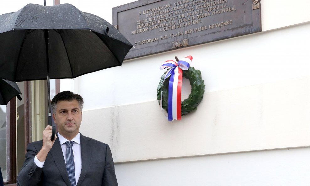 Premijer Andrej Plenković položio je vijenac na spomen ploču povodom 26. obljetnice raketiranja Banskih dvora