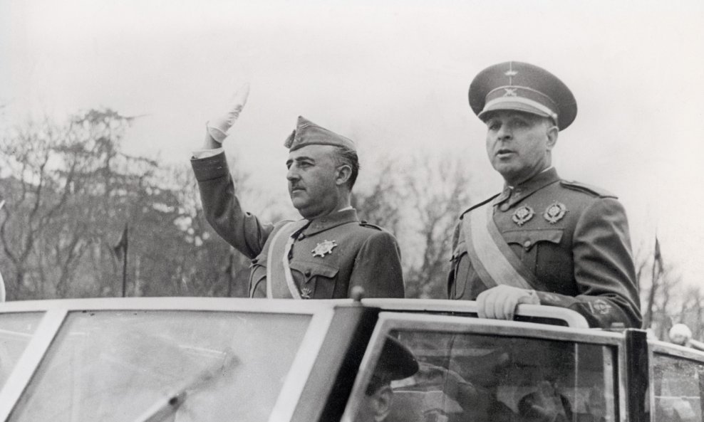 General Francisco Franco i ministar rata Jose Varela na paradi u povodu druge obljetnice pobjede nad republikancima, u Madridu 1941.