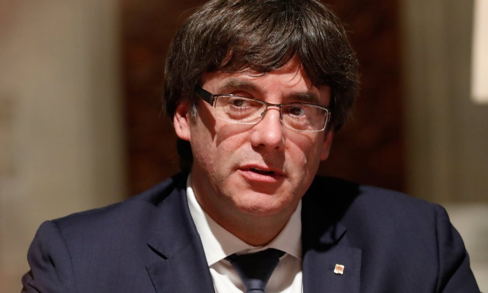 Katalonski čelnik Carles Puigdemont pod intenzivnim pritiskom je da napusti planove o objavi neovisnosti