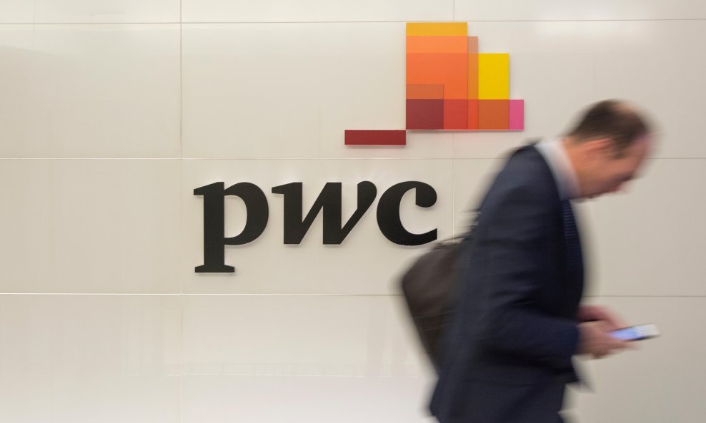 Zaposlenici odlaze iz ureda PriceWaterhouseCoopersa u Embankmentu, u Londonu