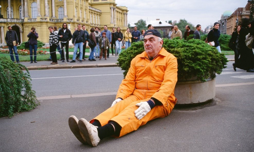 'Ležanje gol na asfaltu, ljubljenje asfalta (Zagreb, volim te!)'