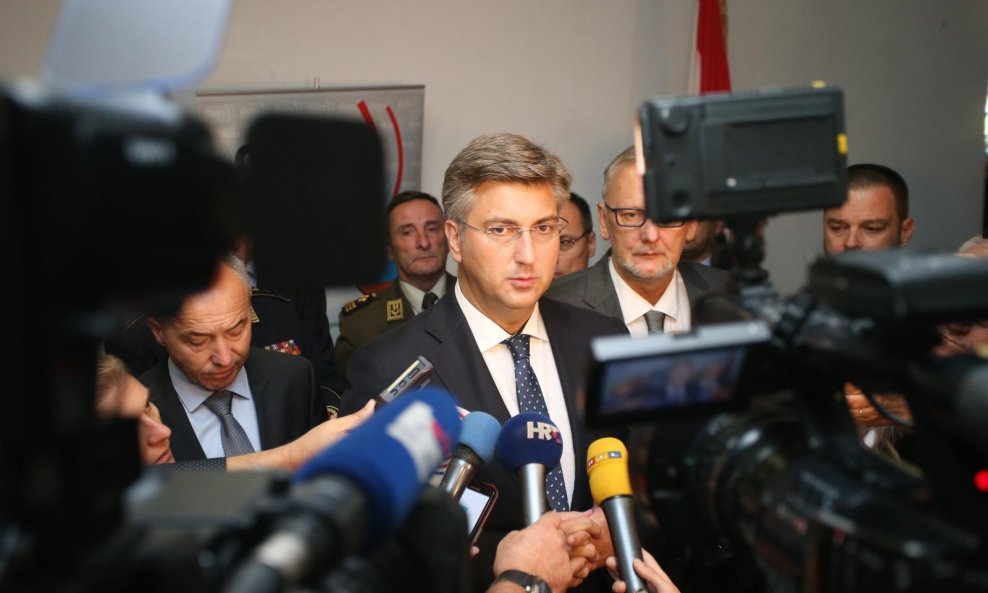 Premijer Plenković dao izjavu nakon završetka plenarne sjednice "Požarna sezona 2017"