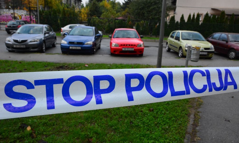 U eksploziji u Ulici A. Cesarca u Slavonskom Brodu oštećeno je nekoliko vozila.