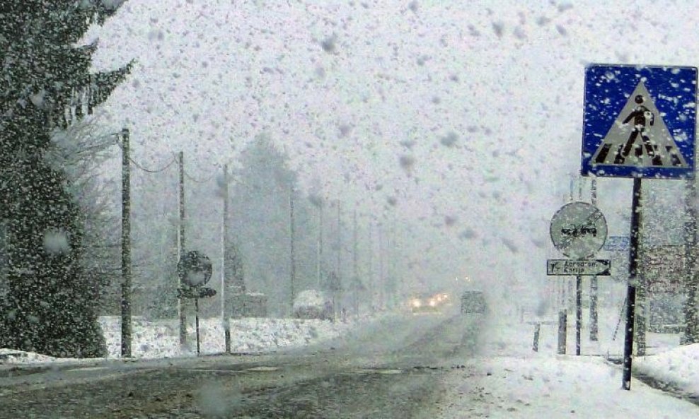 snijeg promet zimski uvjeti na cesti