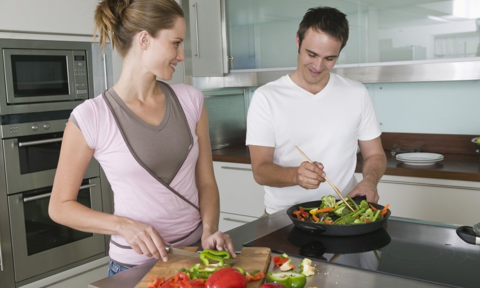 muškarac žena kuhanje hrana zdravlje dijeta