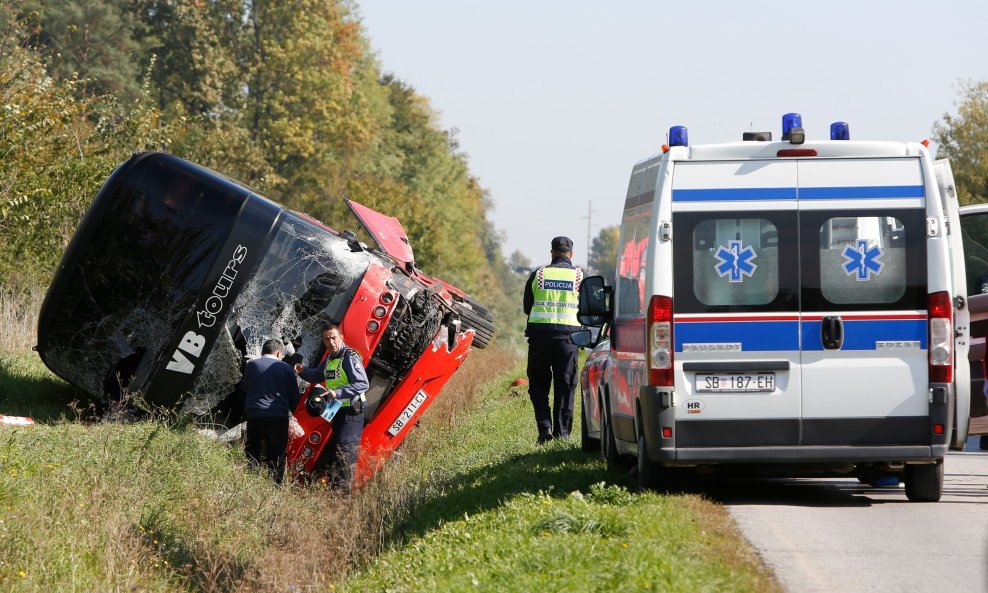 Autobus pun djece sudario se s automobilom kod Slavonskog Broda