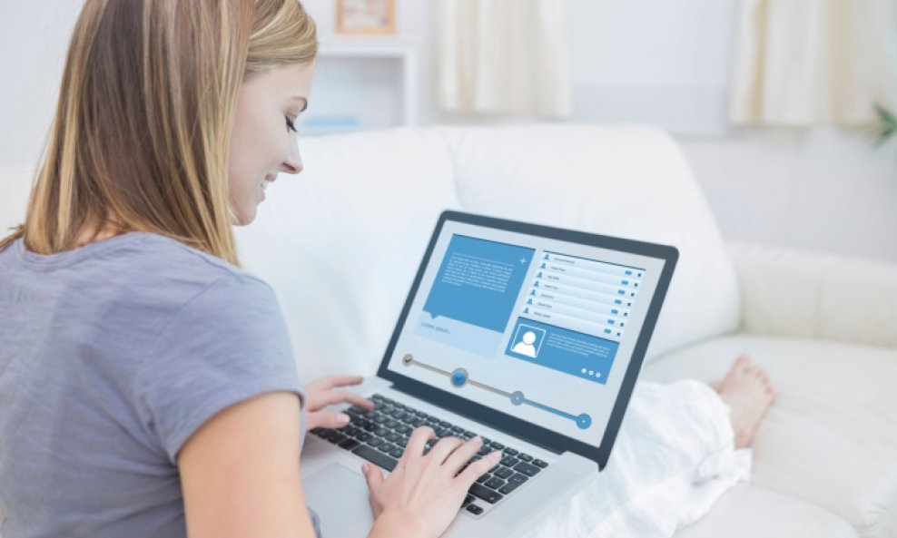 žena djevojka računalo laptop kompjuter društvene mreže