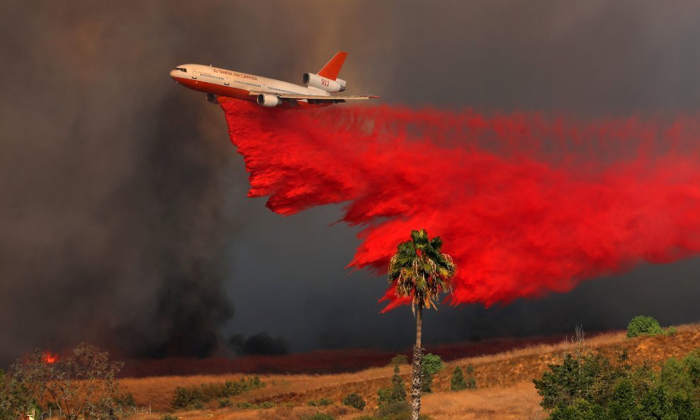 Zrakoplov DC-10 izbacuje sredstvo za sprečavanje širenja vatre u Kaliforniji 9. listopada 2017.