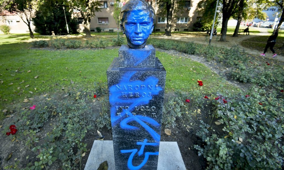 Vandalizirani spomenik Ivi Loli Ribaru