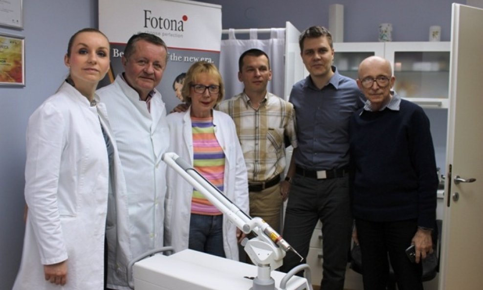 Liječnici Polilkinke Maletić sa stručnjacima Fotone ispred novog lasera za uklanjanje tetovaža