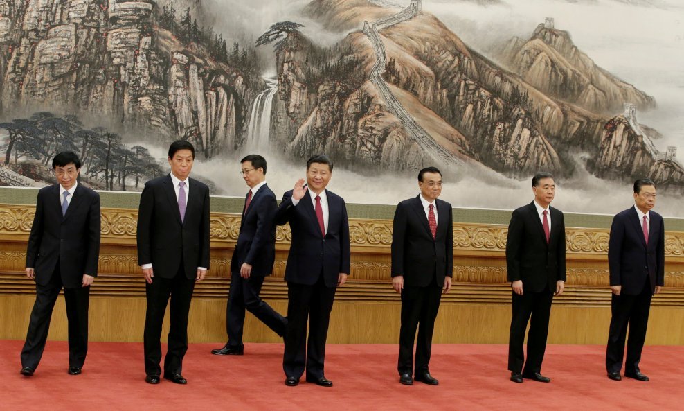 Predsjednik Xi Jinping i novi članovi politbira Wang Huning, Li Zhanshu, Han Zheng, Li Keqiang, Wang Yang, Zhao Leji