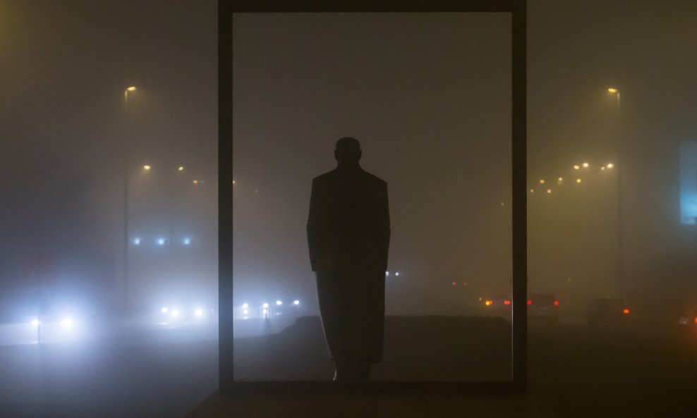 Gusta magla spustila se na zagrebacke ulice u vecernjim satima. Spomenik Veceslavu Holjevcu