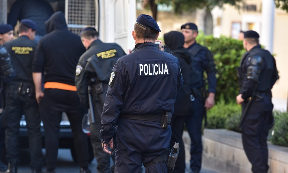 Policija privodi huligane