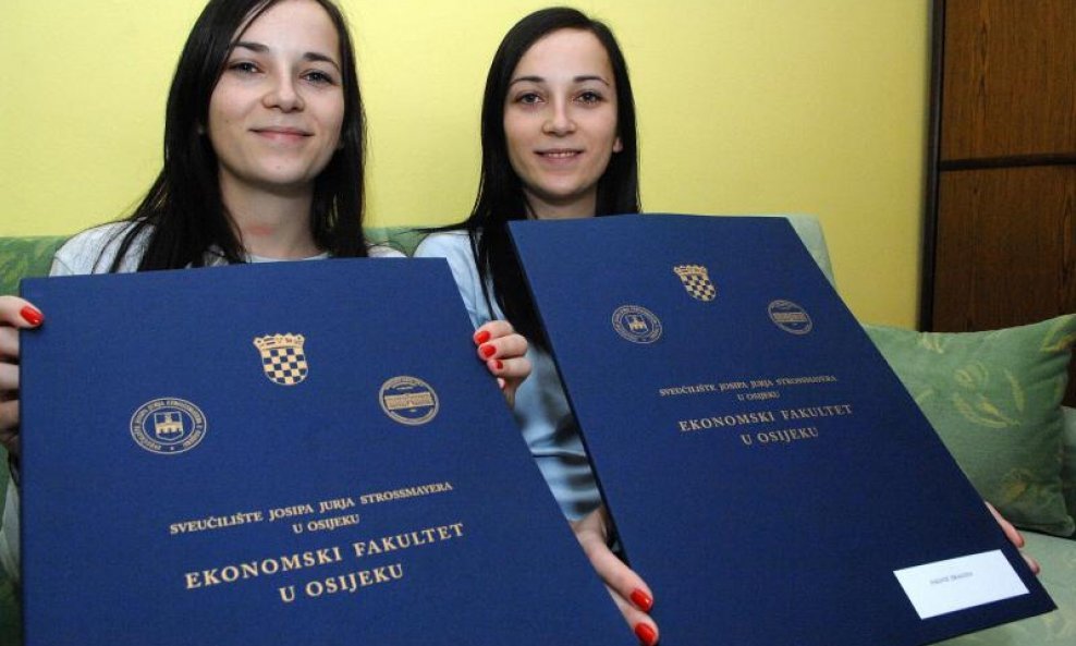 Blizanke Dragana i Sanja Ivković s diplomama osječkog Ekonomskog fakulteta