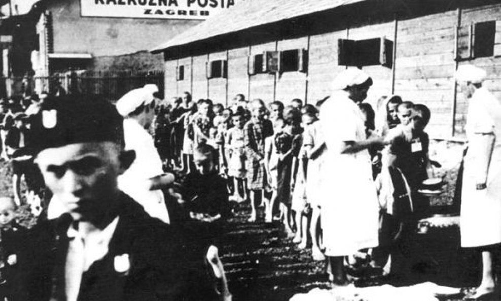 Djeca iz logora Stara Gradiška na Raskužnoj postaji; Zagreb, 11.srpnja 1942.