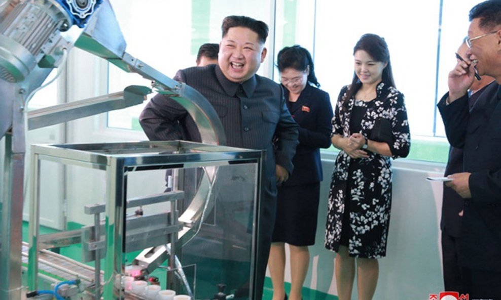 Kim Jong Un u tvornici kozmetičkih proizvoda