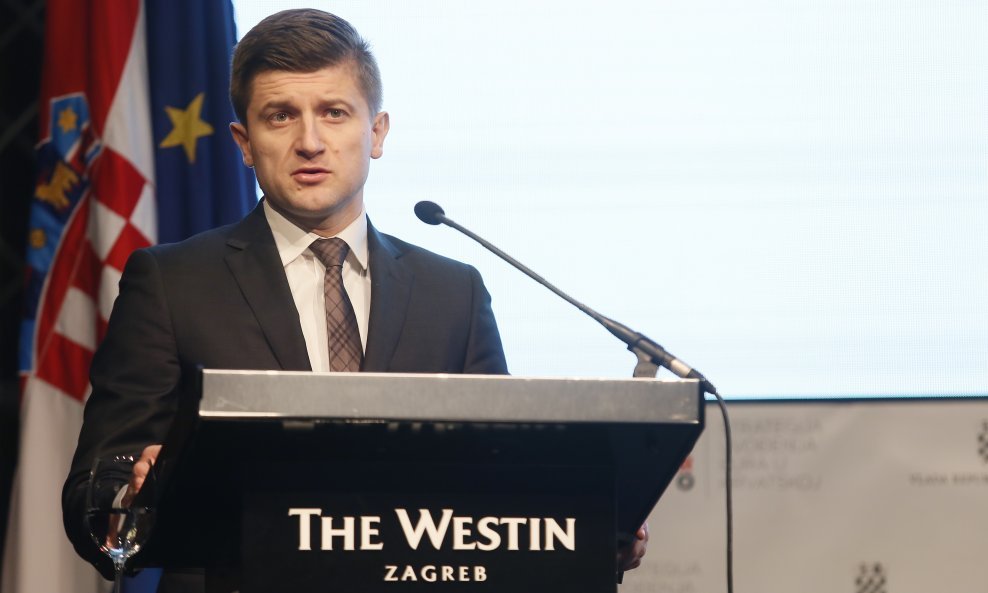 Ministar financija Zdravko Marić na konferenciji Strategija uvođenja eura, 30. listopada 2017. u Zagrebu