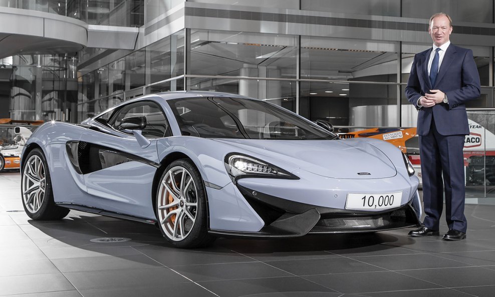 CEO McLaren Automotivea Mike Flewitt pored modela 570S