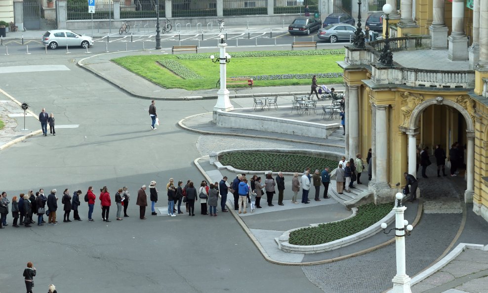 Gužva ispred HNK Zagreb