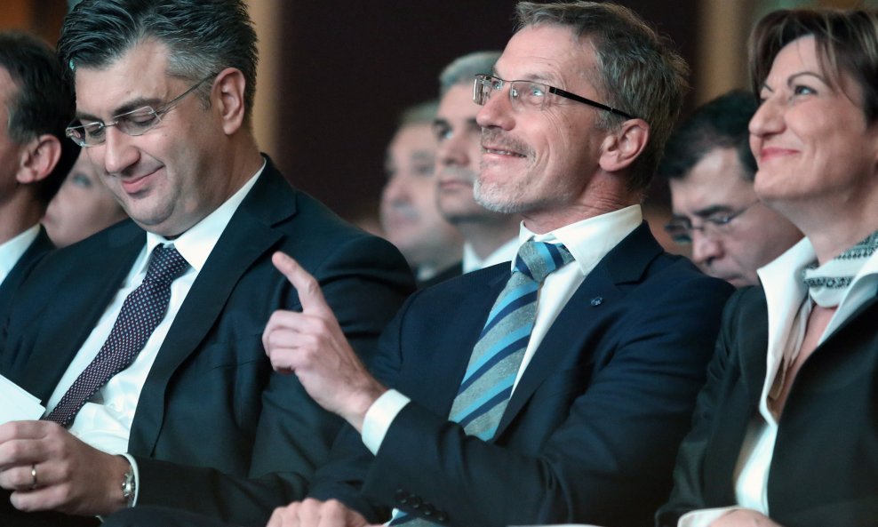 Andrej Plenković, Boris Vujčić i Martina Dalić na konferenciji na kojoj je najavljeno uvođenje eura