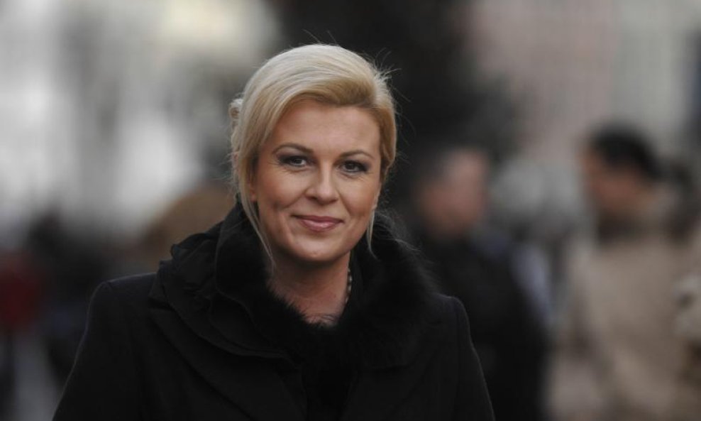 S neba pa u rebra pojavila se krajem prošle godine Kolinda Grabar Kitarović na raznim anketama o mogućim predsjedničkim kandidatima i nametnula se kao glavna konkurencija do tada nedodirljivog Ive Josipovića