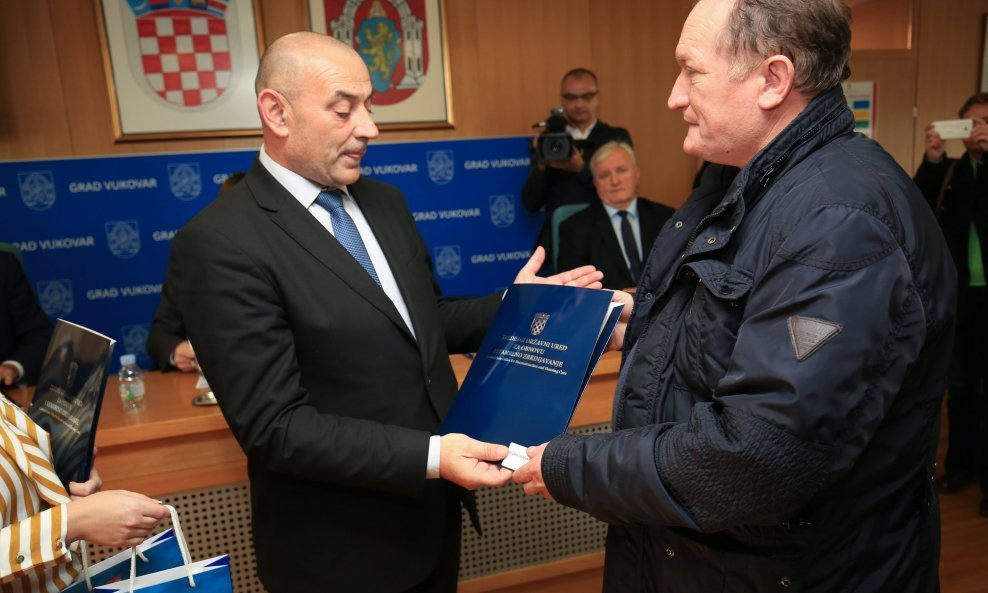 Ministar Medved uručio je 15 ključeva stanova u Vukovaru