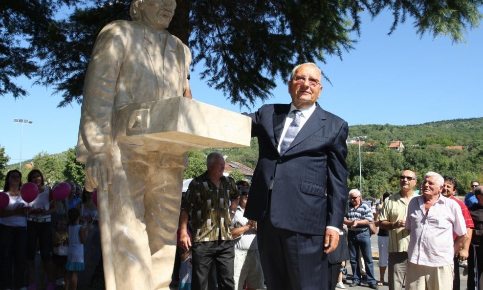 Ante Todorić 2010. otkrio je spomenik legendarnom TV galantaru Matanu Špalatrinu