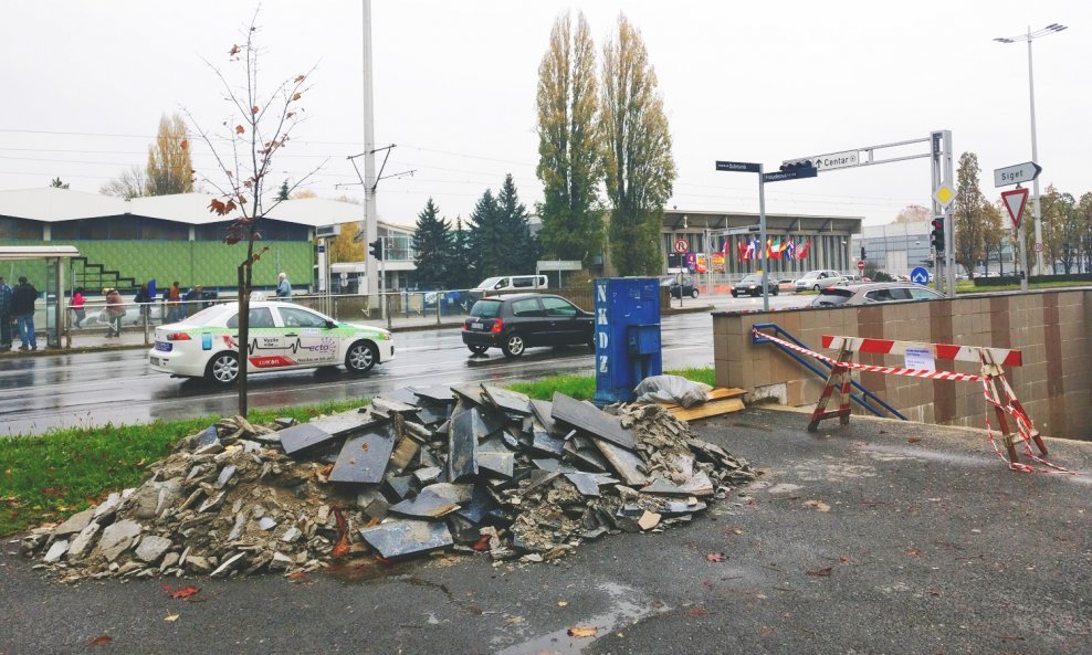 Preko puta Velesajma gomila je građevinskog materijala zbog obnove pothodnika