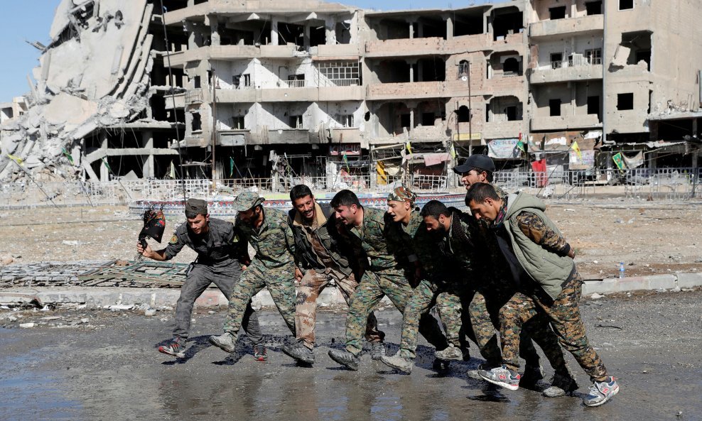 Sirijska vojska pleše u Raki
