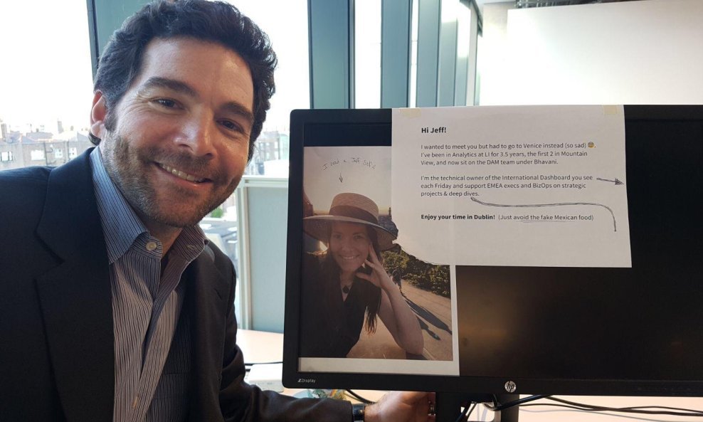 Direktor Linkedina Jeff Weiner uz fotografiju i poruku Mariah Walton