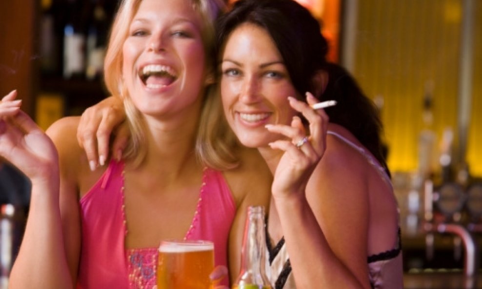 žene zabava smijeh cigareta pušenje