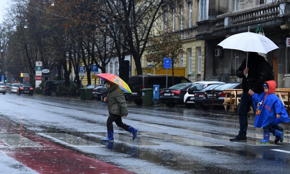 Oprez u prometu, kolnici su mokri i skliski od snijega i kiše.