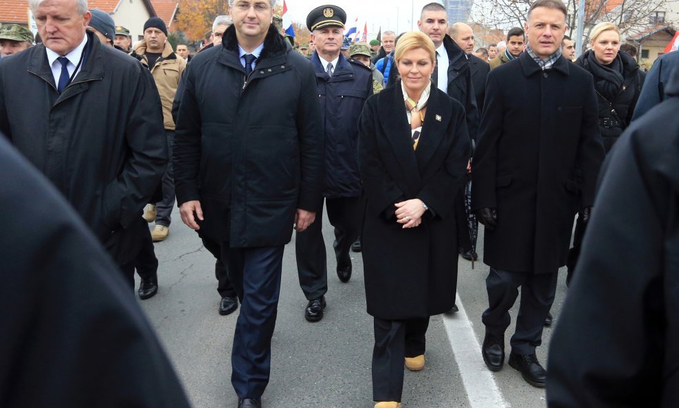 Predsjednica Kolinda Grabar Kitarović u popularnim žutim zengama