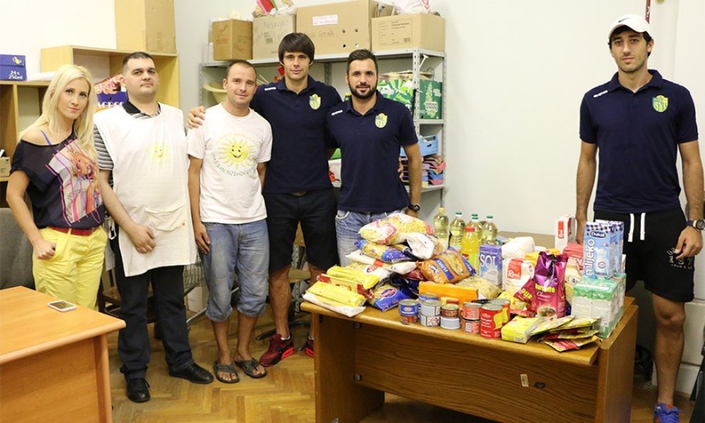 Volonteri udruge Naš San Njihov Osmijeh s donatorima - nogometašima NK Istra