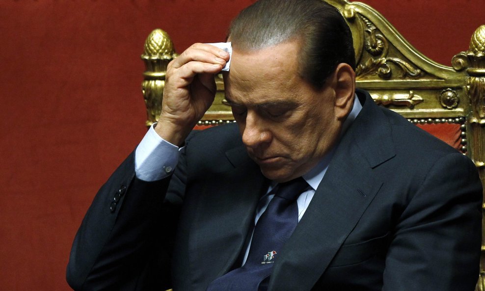 silvio berlusconi se znoji